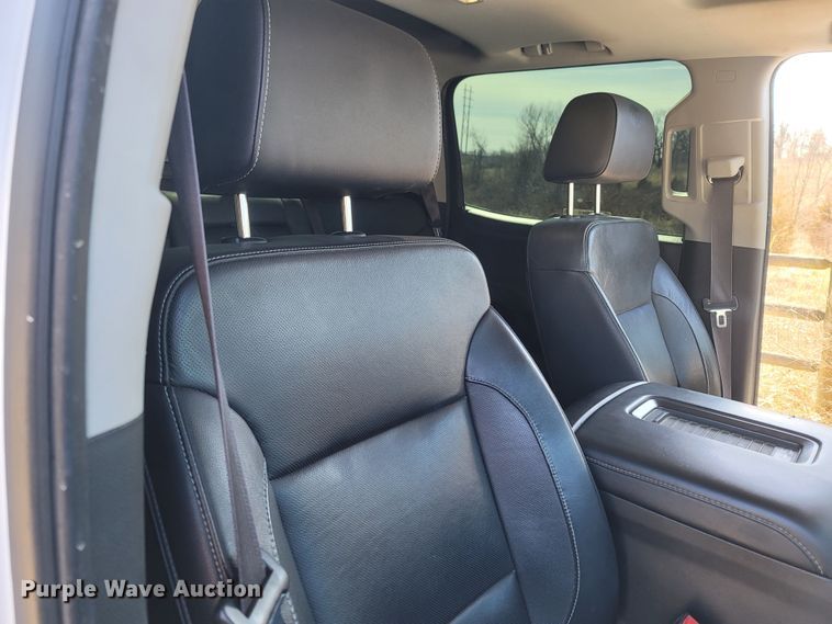 image for item MB9812 2017 Chevrolet Silverado 2500HD  Crew Cab pickup truck