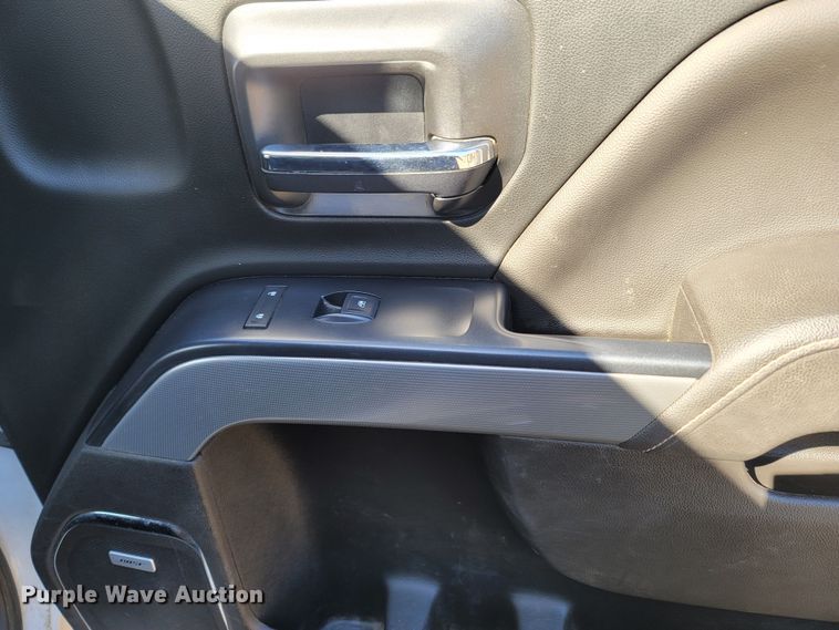 image for item MB9812 2017 Chevrolet Silverado 2500HD  Crew Cab pickup truck