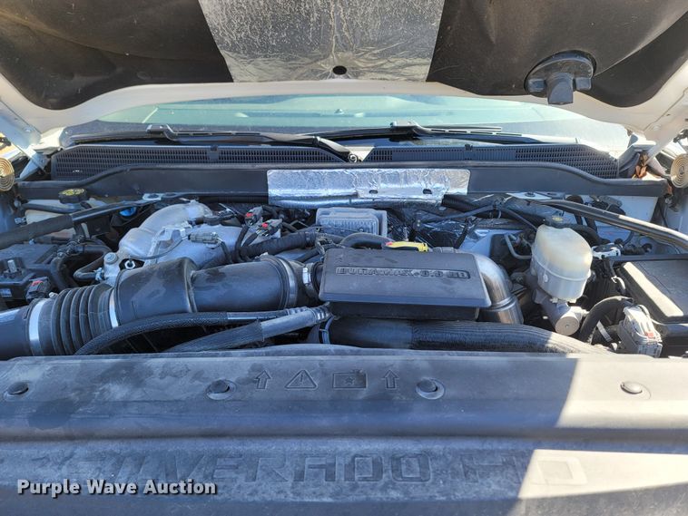 image for item MB9812 2017 Chevrolet Silverado 2500HD  Crew Cab pickup truck