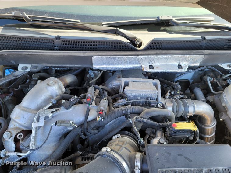 image for item MB9812 2017 Chevrolet Silverado 2500HD  Crew Cab pickup truck