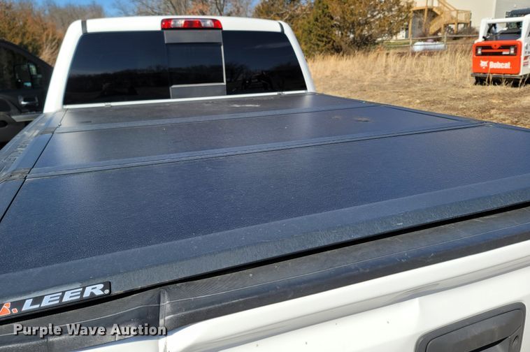 image for item MB9812 2017 Chevrolet Silverado 2500HD  Crew Cab pickup truck