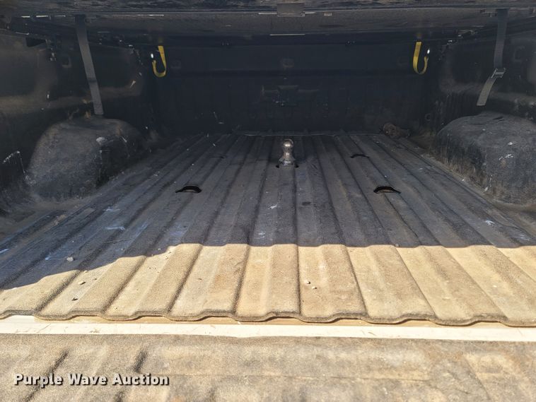 image for item MB9812 2017 Chevrolet Silverado 2500HD  Crew Cab pickup truck