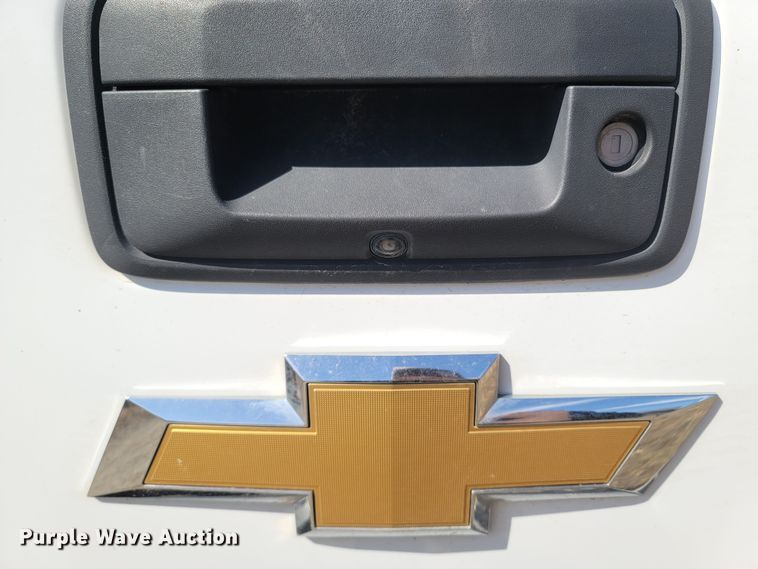 image for item MB9812 2017 Chevrolet Silverado 2500HD  Crew Cab pickup truck