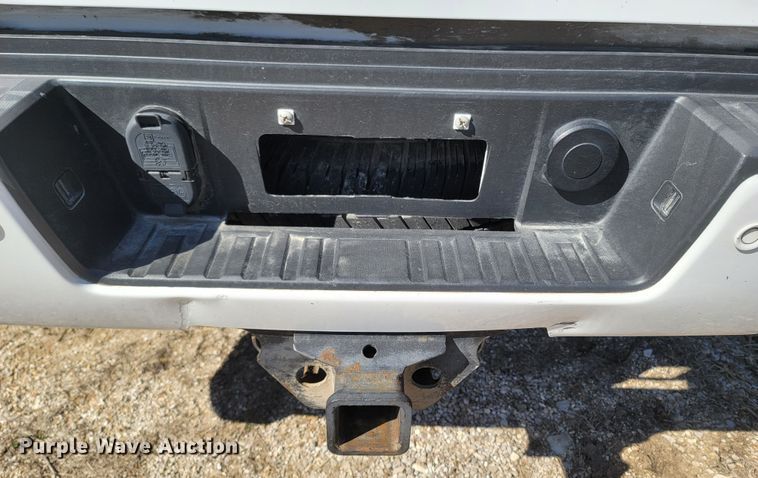 image for item MB9812 2017 Chevrolet Silverado 2500HD  Crew Cab pickup truck