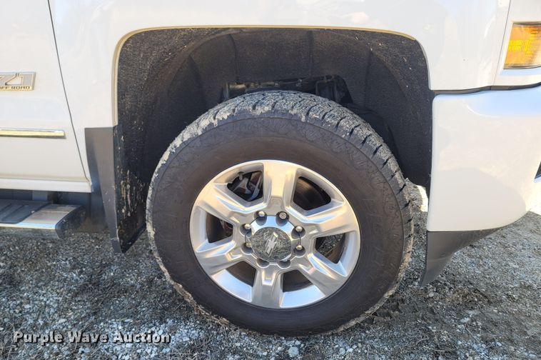 image for item MB9812 2017 Chevrolet Silverado 2500HD  Crew Cab pickup truck