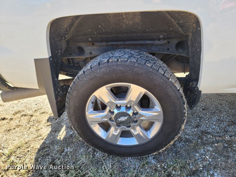 image for item MB9812 2017 Chevrolet Silverado 2500HD  Crew Cab pickup truck