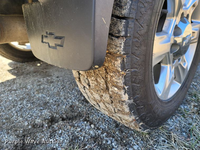 image for item MB9812 2017 Chevrolet Silverado 2500HD  Crew Cab pickup truck