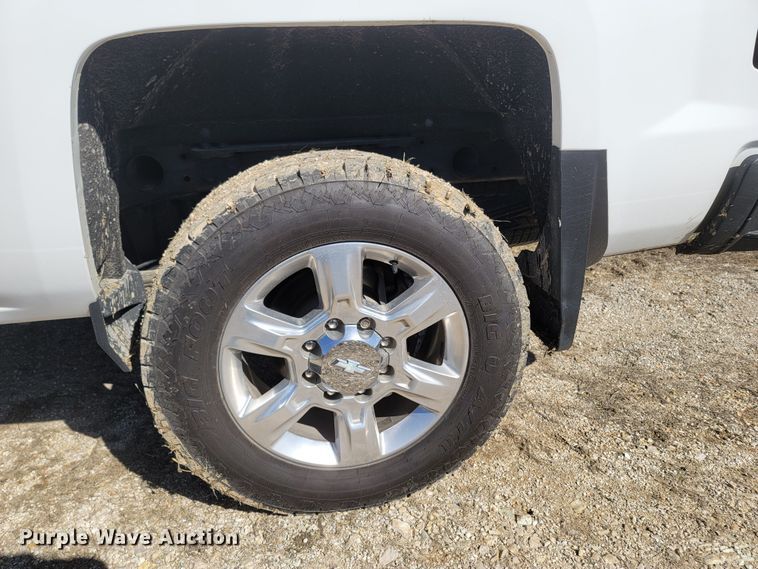 image for item MB9812 2017 Chevrolet Silverado 2500HD  Crew Cab pickup truck