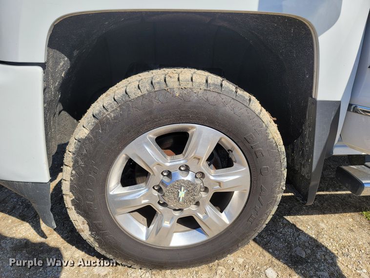 image for item MB9812 2017 Chevrolet Silverado 2500HD  Crew Cab pickup truck