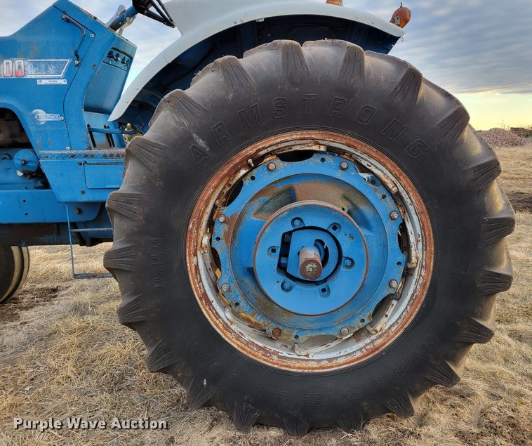 image for item MC9596 1972 Ford 8000  tractor