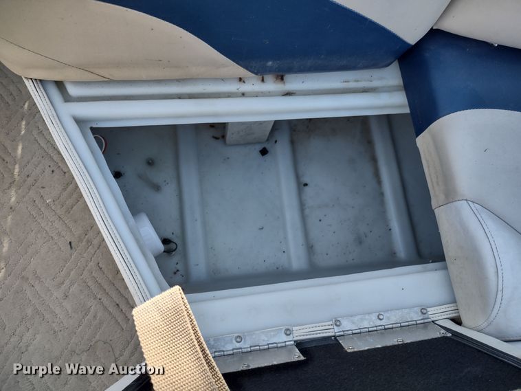 image for item MD9405 2004 Voyager Super Fish  pontoon boat