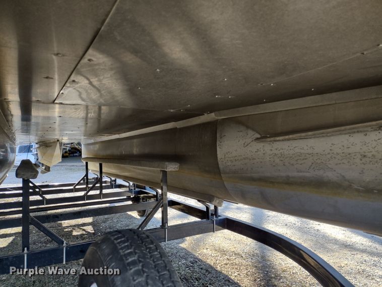 image for item MD9405 2004 Voyager Super Fish  pontoon boat