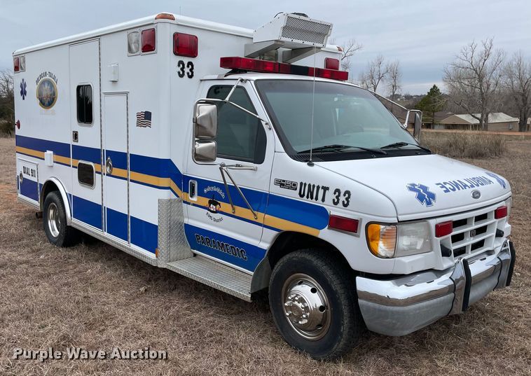 image for item MM9326 2000 Ford E450 Super Duty  ambulance