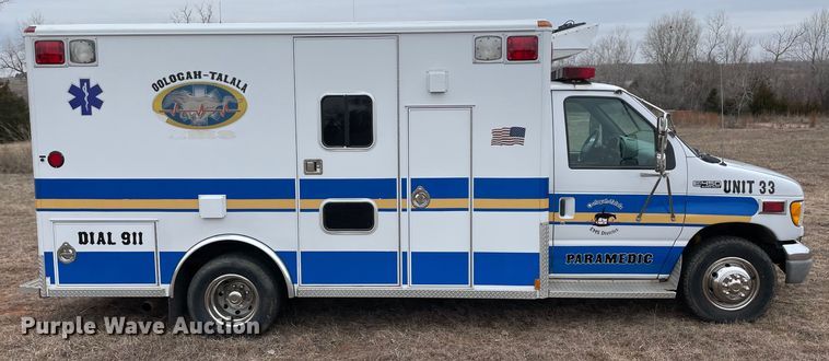 image for item MM9326 2000 Ford E450 Super Duty  ambulance
