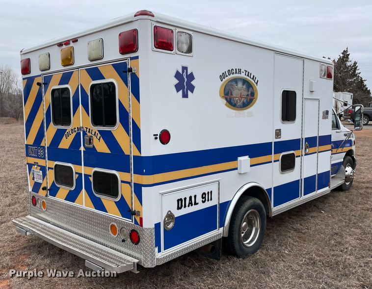 image for item MM9326 2000 Ford E450 Super Duty  ambulance