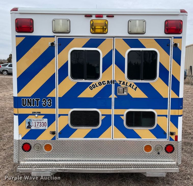image for item MM9326 2000 Ford E450 Super Duty  ambulance