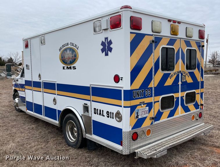 image for item MM9326 2000 Ford E450 Super Duty  ambulance