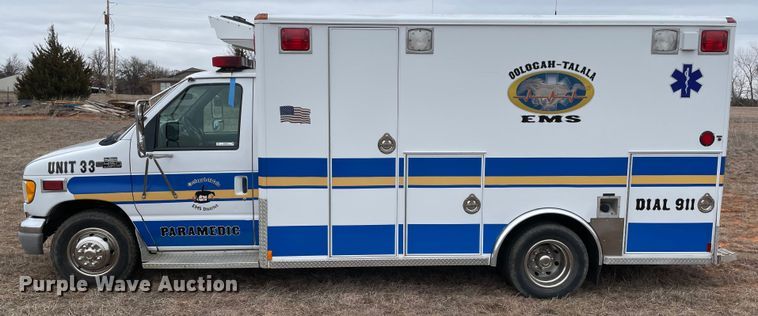 image for item MM9326 2000 Ford E450 Super Duty  ambulance