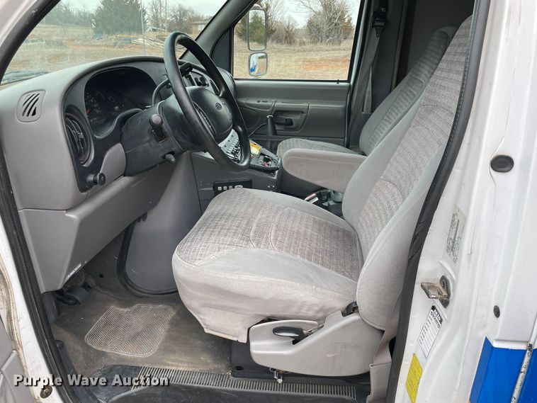 image for item MM9326 2000 Ford E450 Super Duty  ambulance