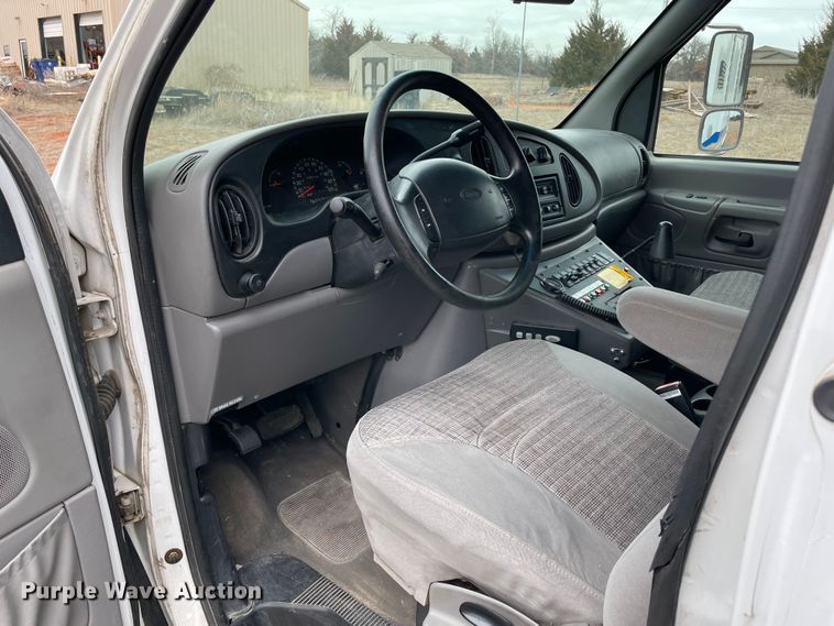 image for item MM9326 2000 Ford E450 Super Duty  ambulance