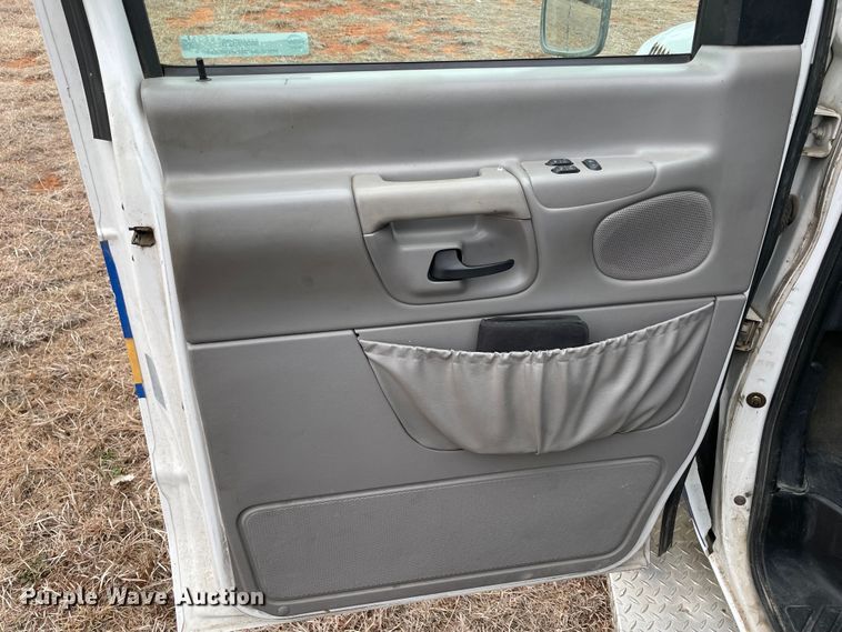 image for item MM9326 2000 Ford E450 Super Duty  ambulance