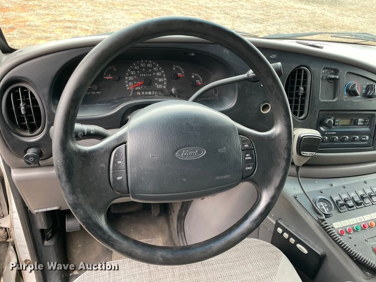 image for item MM9326 2000 Ford E450 Super Duty  ambulance