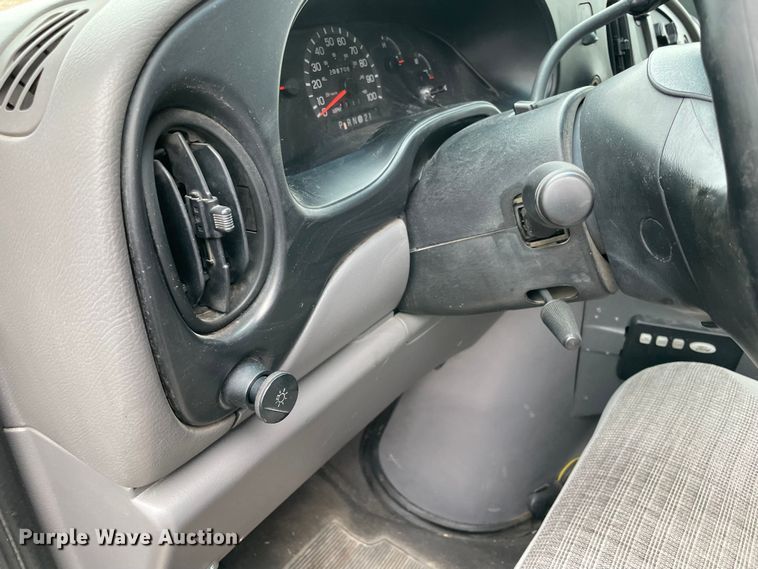 image for item MM9326 2000 Ford E450 Super Duty  ambulance