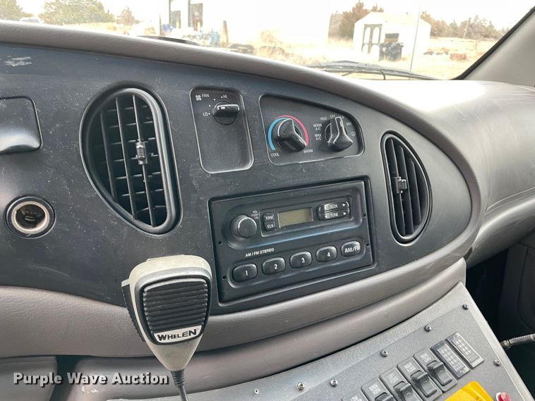 image for item MM9326 2000 Ford E450 Super Duty  ambulance