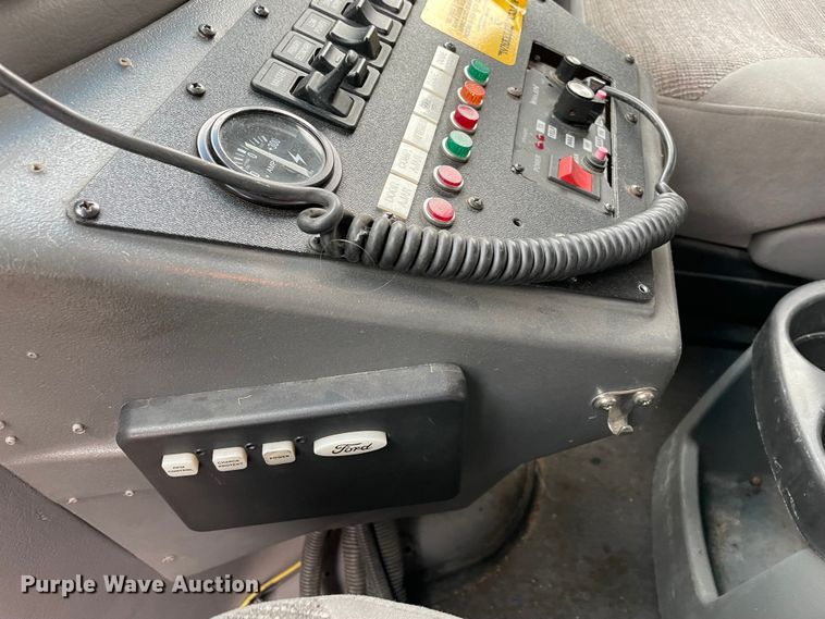 image for item MM9326 2000 Ford E450 Super Duty  ambulance