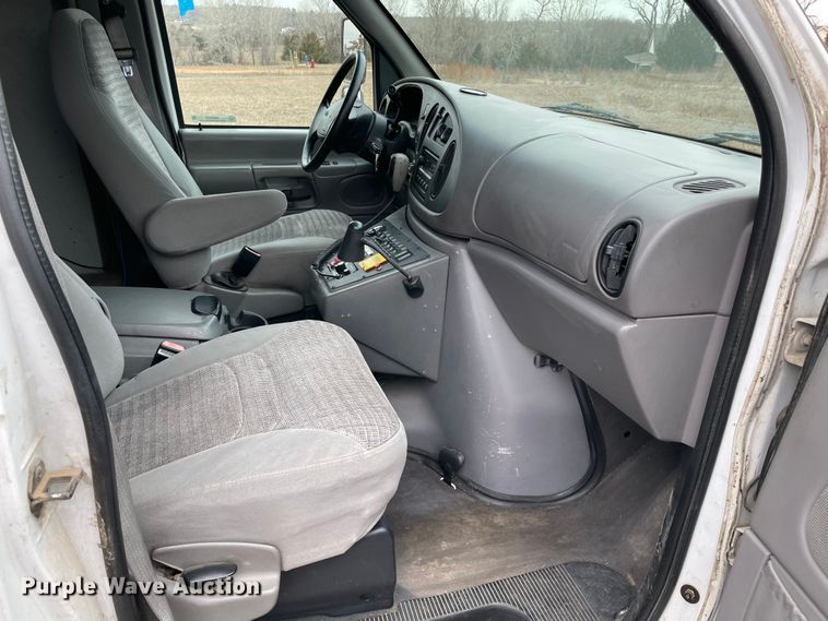 image for item MM9326 2000 Ford E450 Super Duty  ambulance