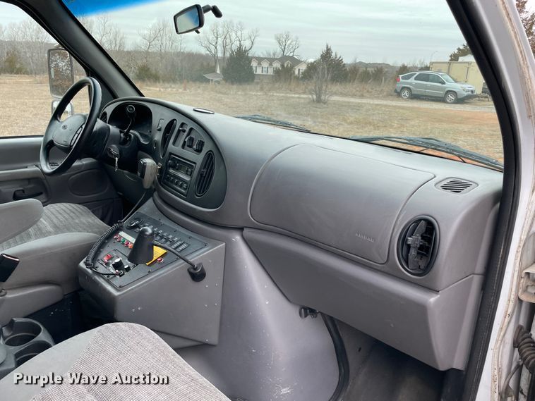 image for item MM9326 2000 Ford E450 Super Duty  ambulance