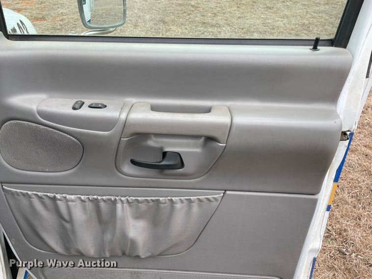 image for item MM9326 2000 Ford E450 Super Duty  ambulance