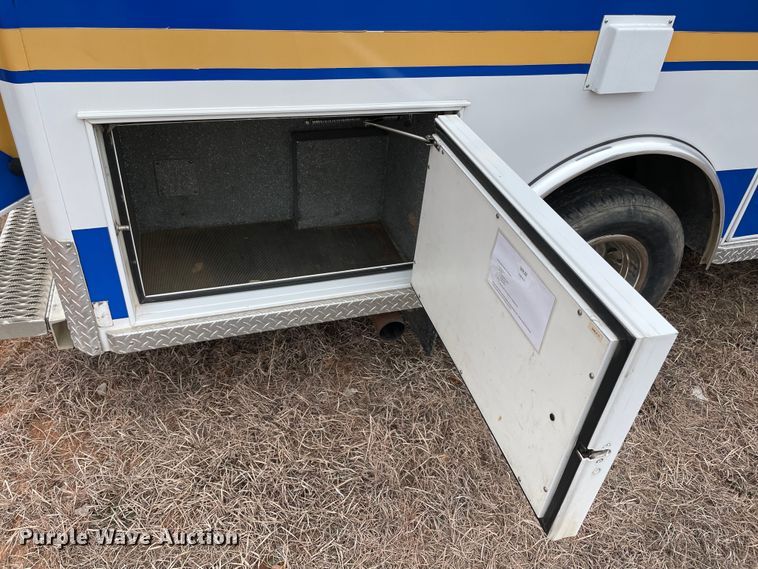 image for item MM9326 2000 Ford E450 Super Duty  ambulance