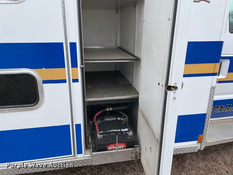 image for item MM9326 2000 Ford E450 Super Duty  ambulance