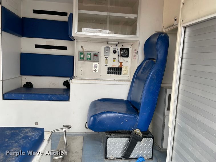 image for item MM9326 2000 Ford E450 Super Duty  ambulance