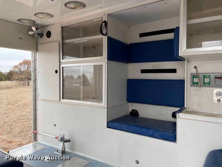 image for item MM9326 2000 Ford E450 Super Duty  ambulance