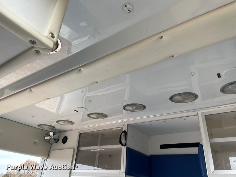 image for item MM9326 2000 Ford E450 Super Duty  ambulance