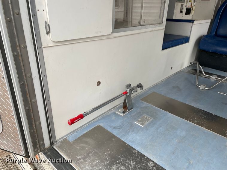 image for item MM9326 2000 Ford E450 Super Duty  ambulance