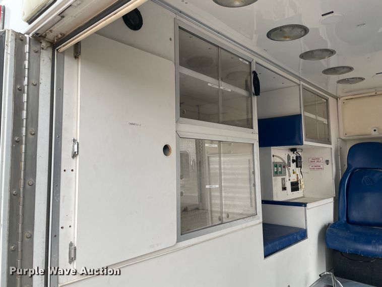 image for item MM9326 2000 Ford E450 Super Duty  ambulance