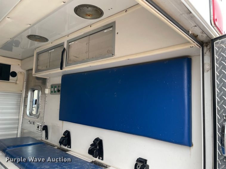 image for item MM9326 2000 Ford E450 Super Duty  ambulance