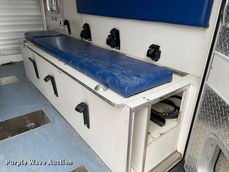 image for item MM9326 2000 Ford E450 Super Duty  ambulance
