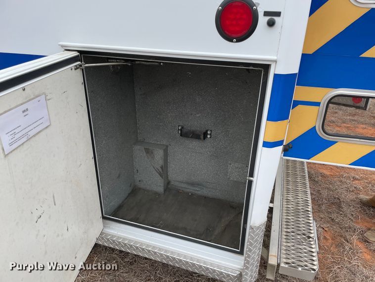 image for item MM9326 2000 Ford E450 Super Duty  ambulance