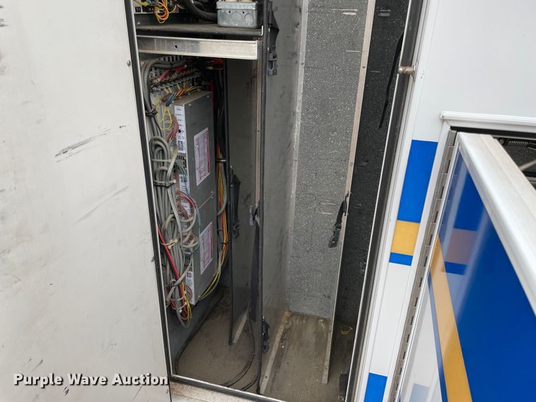 image for item MM9326 2000 Ford E450 Super Duty  ambulance