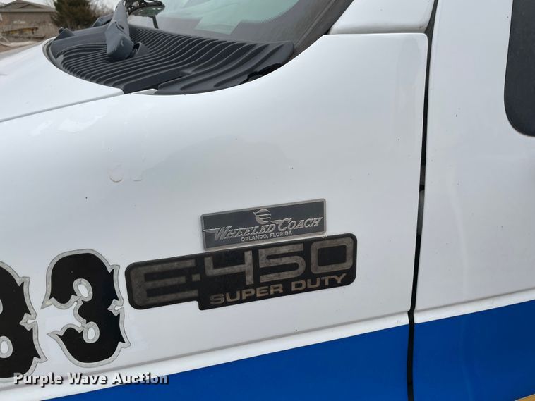 image for item MM9326 2000 Ford E450 Super Duty  ambulance