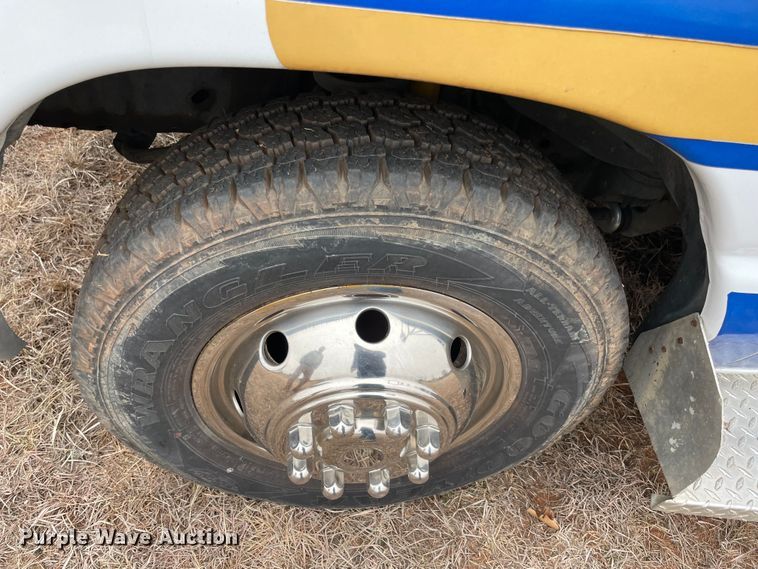 image for item MM9326 2000 Ford E450 Super Duty  ambulance