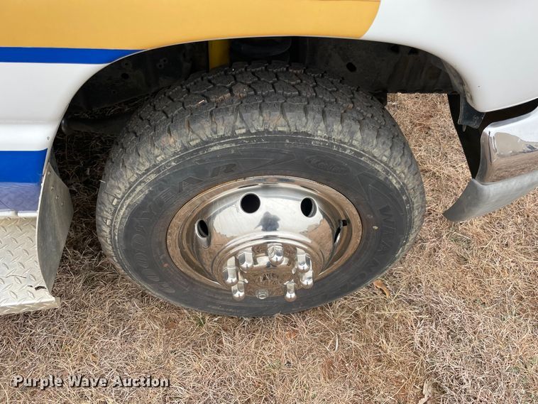 image for item MM9326 2000 Ford E450 Super Duty  ambulance