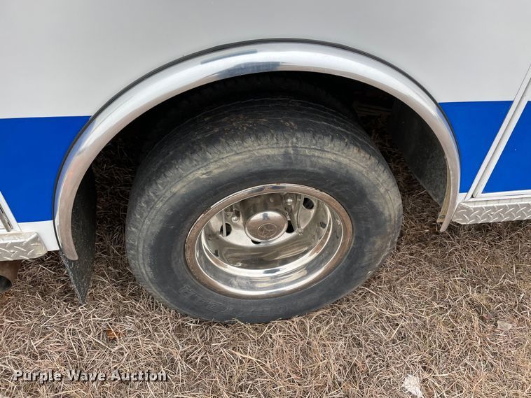 image for item MM9326 2000 Ford E450 Super Duty  ambulance