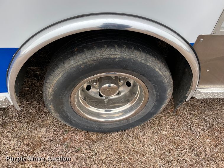 image for item MM9326 2000 Ford E450 Super Duty  ambulance