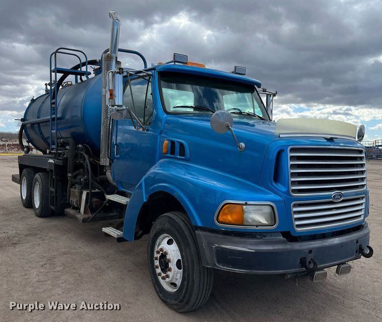 image for item DG5435 1998 Ford AT9522  vacuum truck