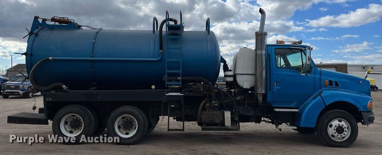 image for item DG5435 1998 Ford AT9522  vacuum truck